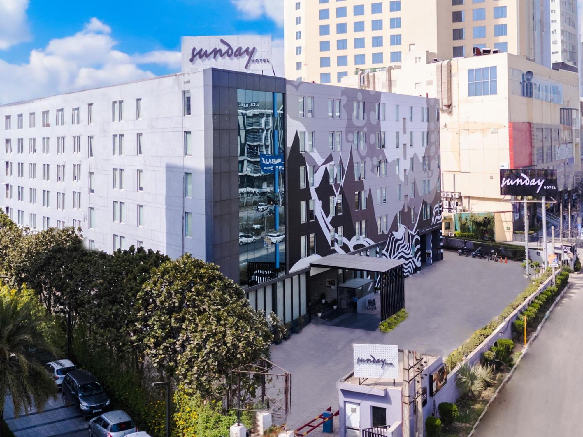 Sunday Hotel Chandigarh Zirakpur Esterno foto